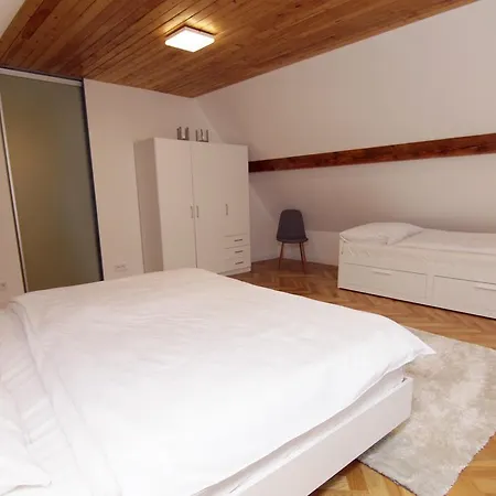 Apartment U Obecniho Dvora