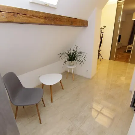 Apartment U Obecniho Dvora